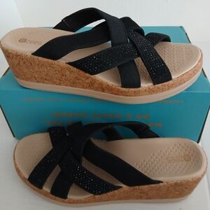 Bzees Women's Black and Tan Sandals Size 8.5M